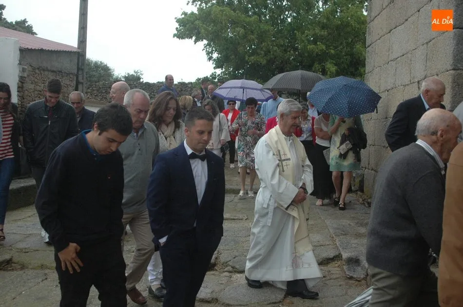 Foto 11 - La amenaza de lluvia no impide a San Juan salir en procesi&oacute;n en Bogajo  