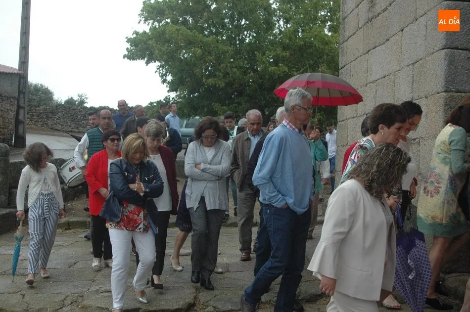 Foto 10 - La amenaza de lluvia no impide a San Juan salir en procesi&oacute;n en Bogajo  