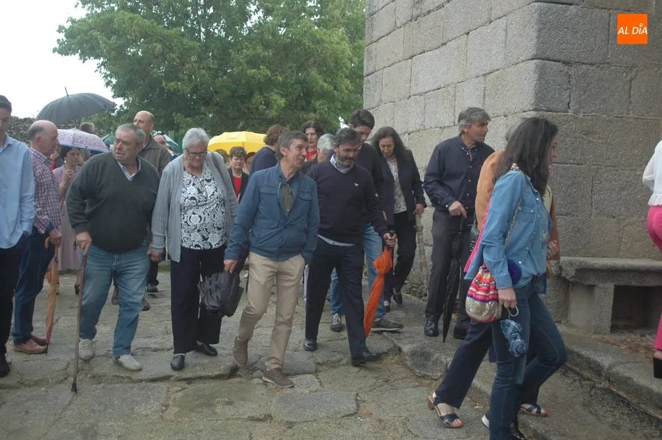Foto 6 - La amenaza de lluvia no impide a San Juan salir en procesi&oacute;n en Bogajo  