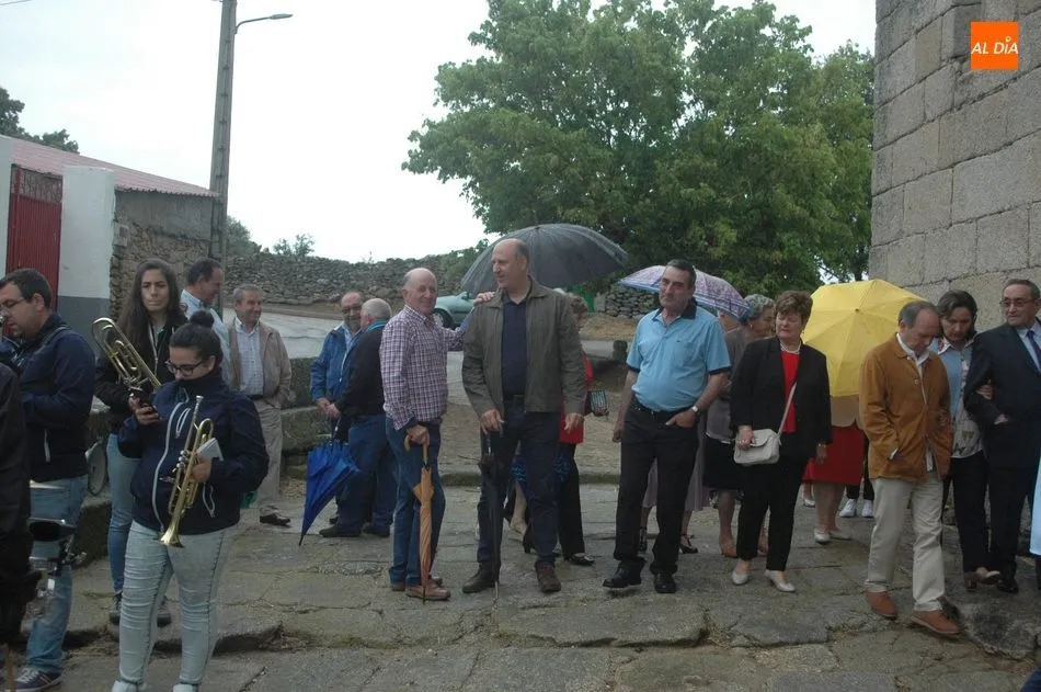 Foto 4 - La amenaza de lluvia no impide a San Juan salir en procesi&oacute;n en Bogajo  