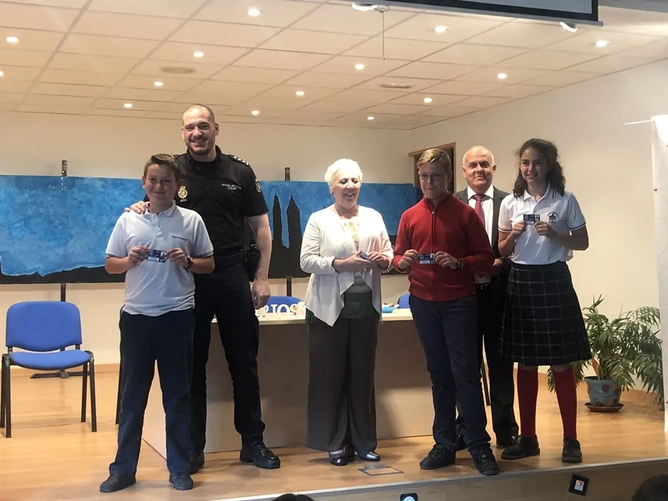 Foto 9 - Los alumnos de Primaria reciben los carnets del programa &lsquo;Ciberexperto&rsquo;