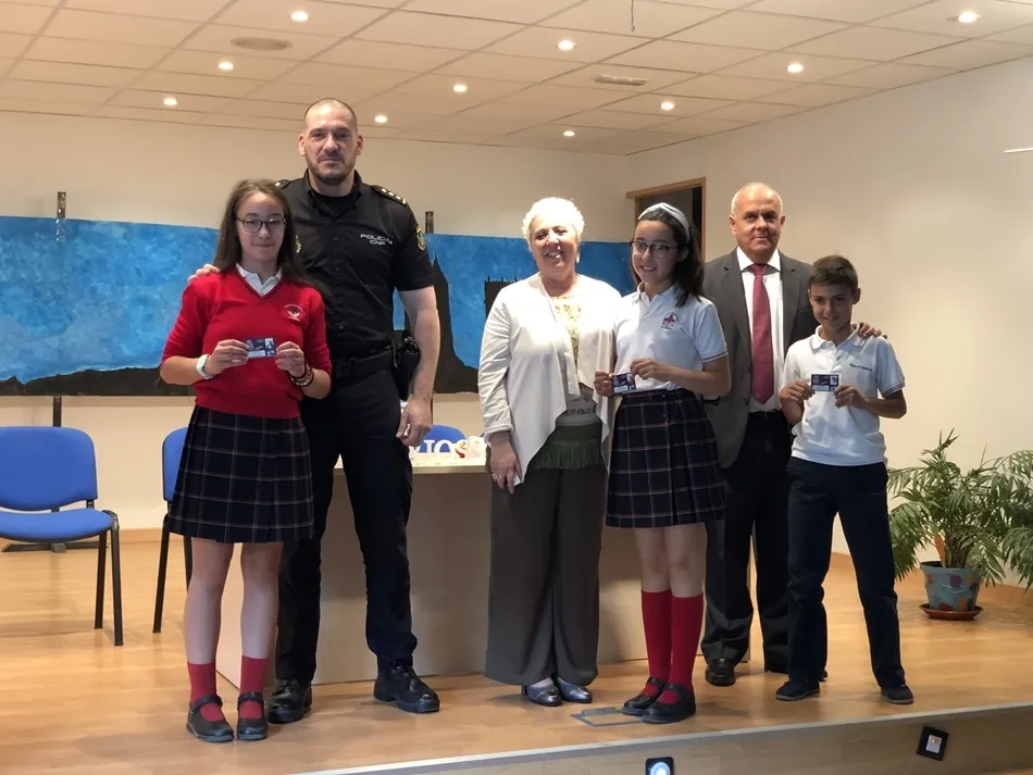 Foto 7 - Los alumnos de Primaria reciben los carnets del programa &lsquo;Ciberexperto&rsquo;