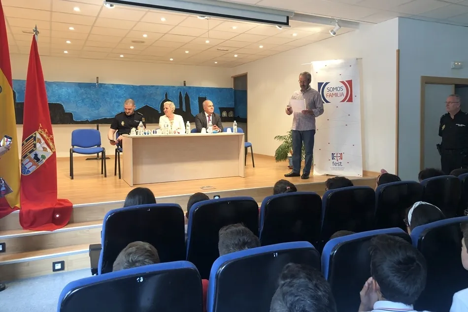 Foto 6 - Los alumnos de Primaria reciben los carnets del programa &lsquo;Ciberexperto&rsquo;