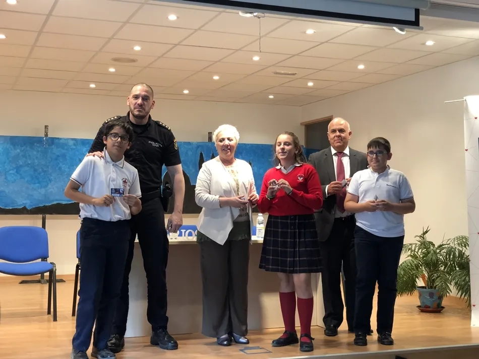 Foto 5 - Los alumnos de Primaria reciben los carnets del programa &lsquo;Ciberexperto&rsquo;