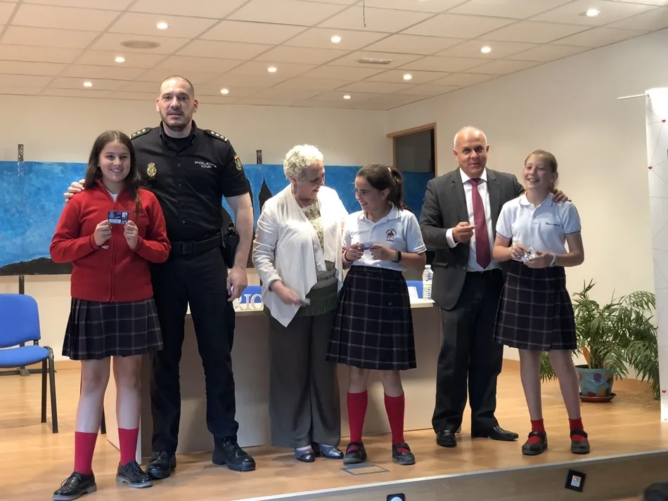 Foto 4 - Los alumnos de Primaria reciben los carnets del programa &lsquo;Ciberexperto&rsquo;