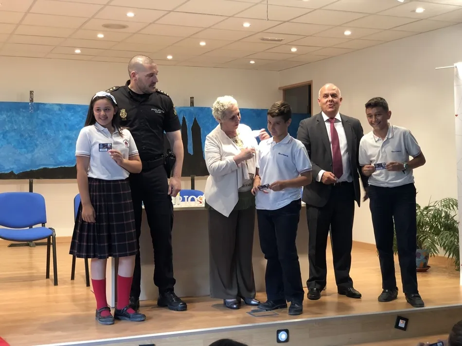 Foto 3 - Los alumnos de Primaria reciben los carnets del programa &lsquo;Ciberexperto&rsquo;