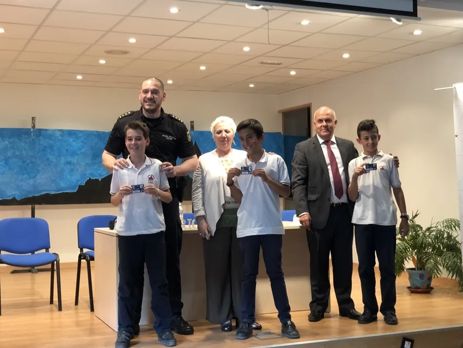 Foto 2 - Los alumnos de Primaria reciben los carnets del programa &lsquo;Ciberexperto&rsquo;