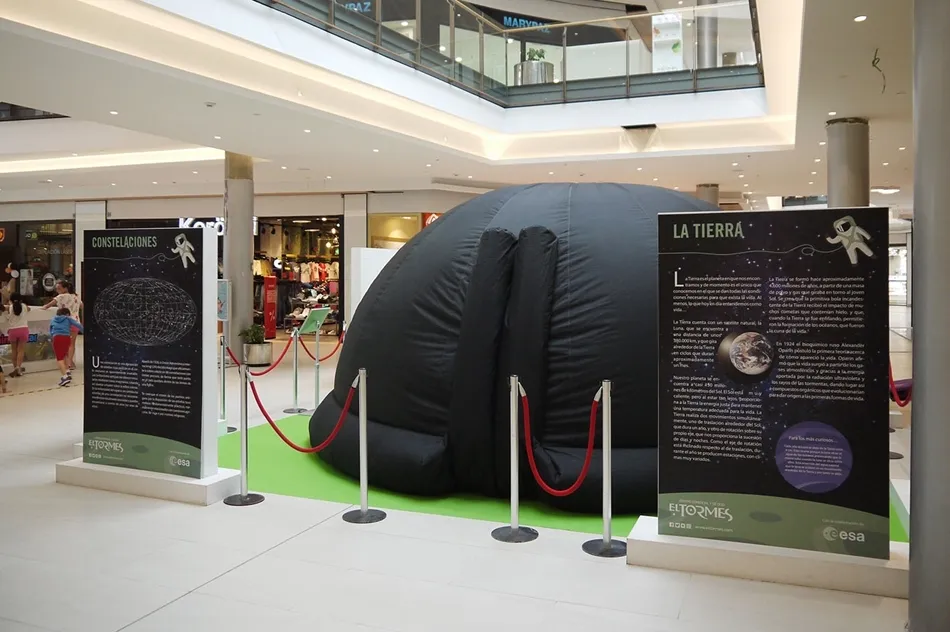 Foto 2 - Los clientes del CC El Tormes ya pueden disfrutar de las maravillas del universo en un planetario