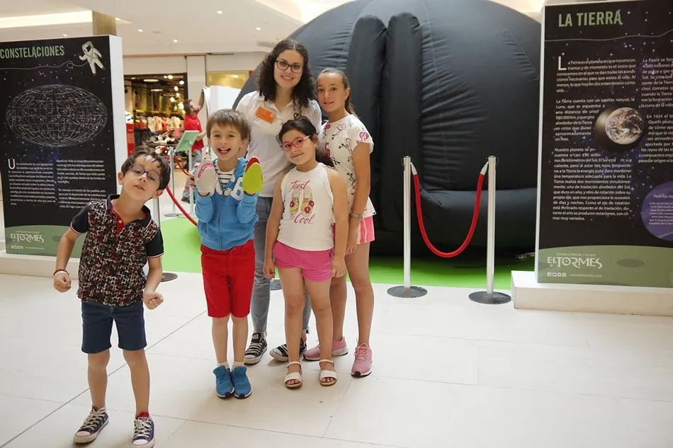 Planetario en el Centro Comercial El Tormes.