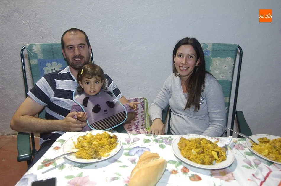 Foto 8 - El mal tiempo obliga a degustar a cubierto la paella de fin de fiestas de Robleda  