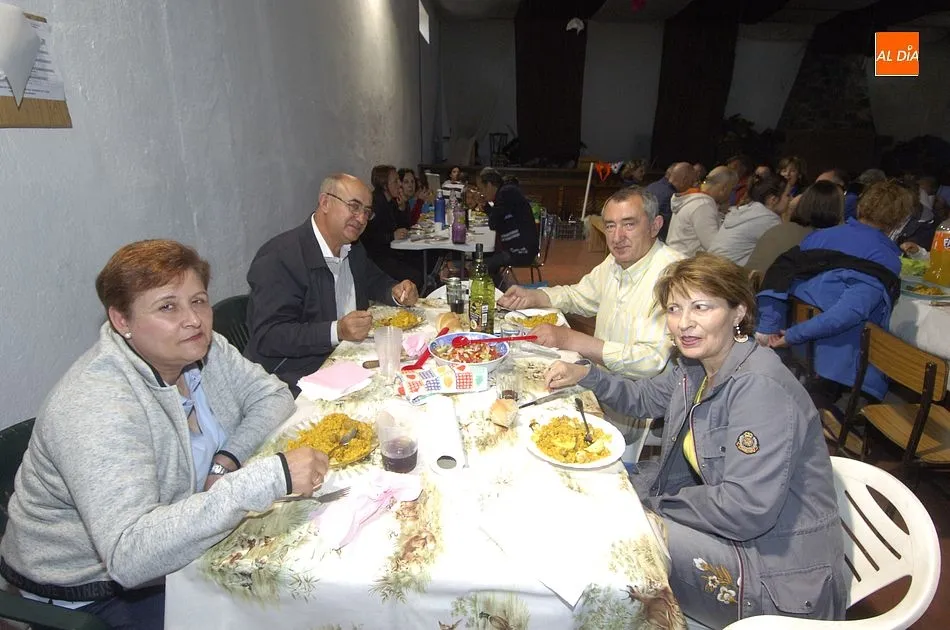 Foto 10 - El mal tiempo obliga a degustar a cubierto la paella de fin de fiestas de Robleda  