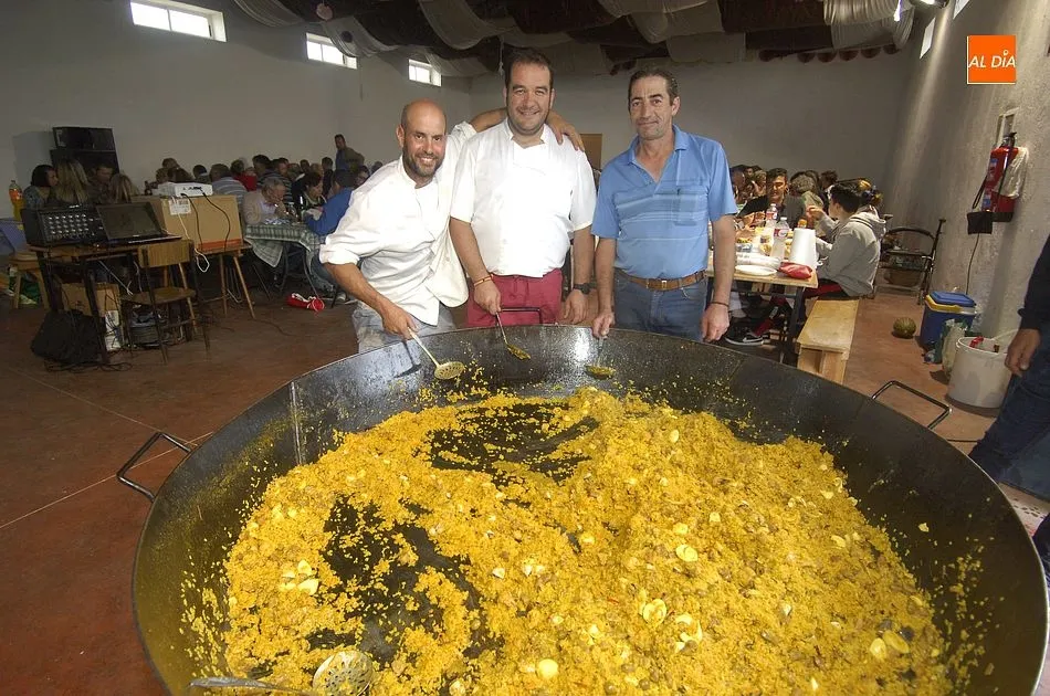 Foto 7 - El mal tiempo obliga a degustar a cubierto la paella de fin de fiestas de Robleda  