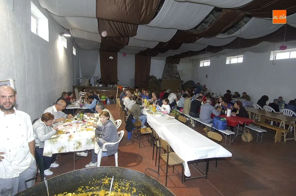 Foto 6 - El mal tiempo obliga a degustar a cubierto la paella de fin de fiestas de Robleda  