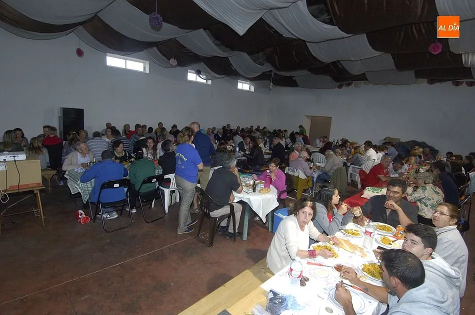 Foto 5 - El mal tiempo obliga a degustar a cubierto la paella de fin de fiestas de Robleda  
