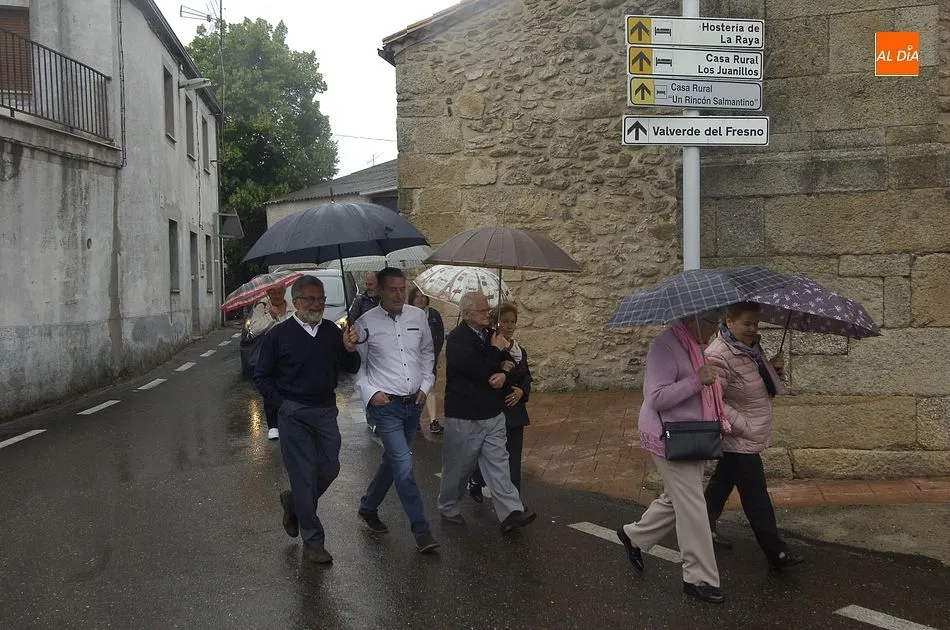Foto 11 - Los Quintos portan a San Juan en su recorrido bajo la lluvia por las calles de Navasfr&iacute;as  
