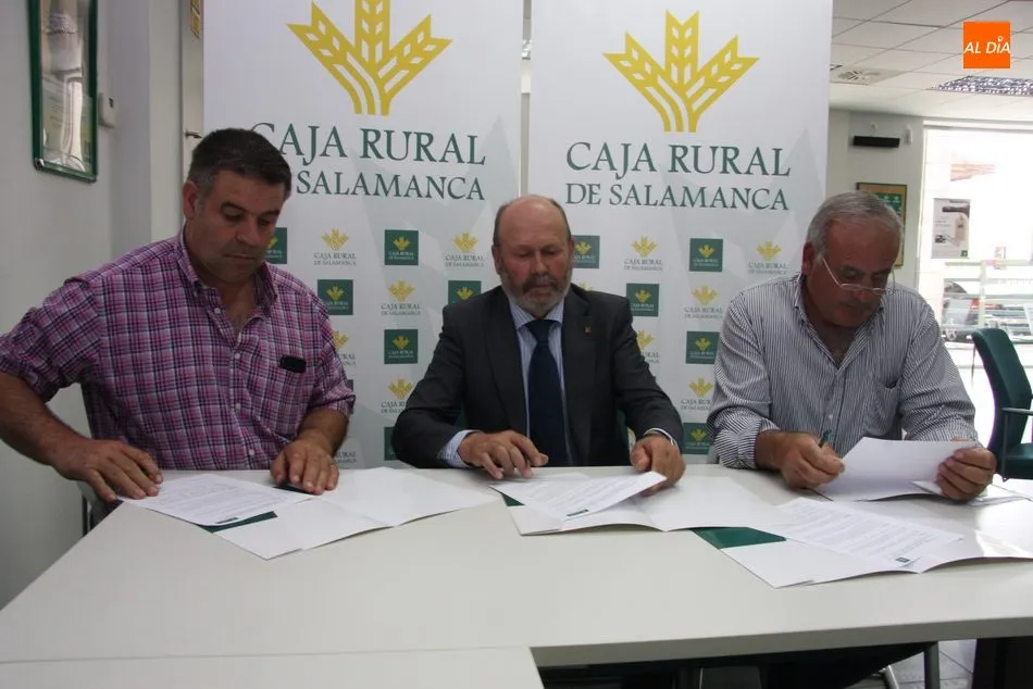 Foto 2 - Caja Rural renueva los acuerdos de colaboraci&oacute;n con Ganavaex y Fuentevacuna  