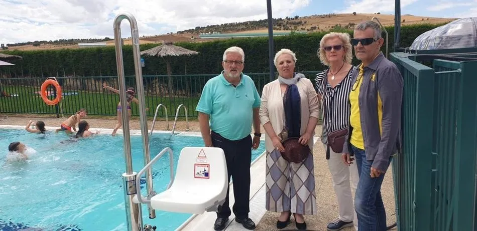 El alcalde, José Lucas, inauguró la reforma de las piscinas municipales