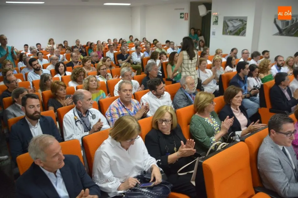 Foto 11 - Compa&ntilde;eros y profesionales del Hospital tributan un emotivo homenaje a Paz Rodr&iacute;guez