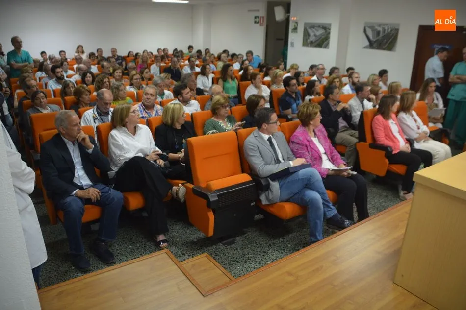 Foto 10 - Compa&ntilde;eros y profesionales del Hospital tributan un emotivo homenaje a Paz Rodr&iacute;guez