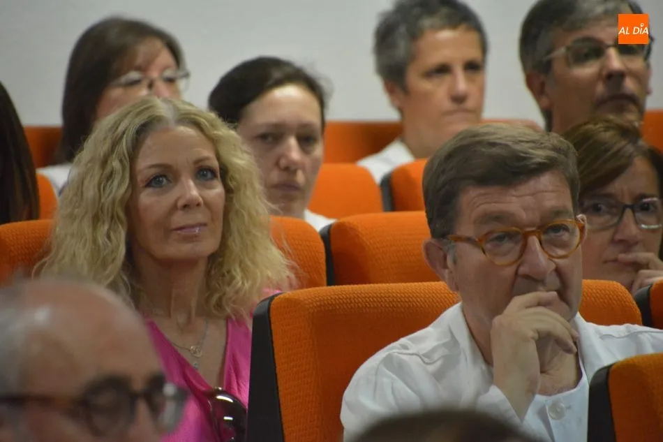 Foto 4 - Compa&ntilde;eros y profesionales del Hospital tributan un emotivo homenaje a Paz Rodr&iacute;guez