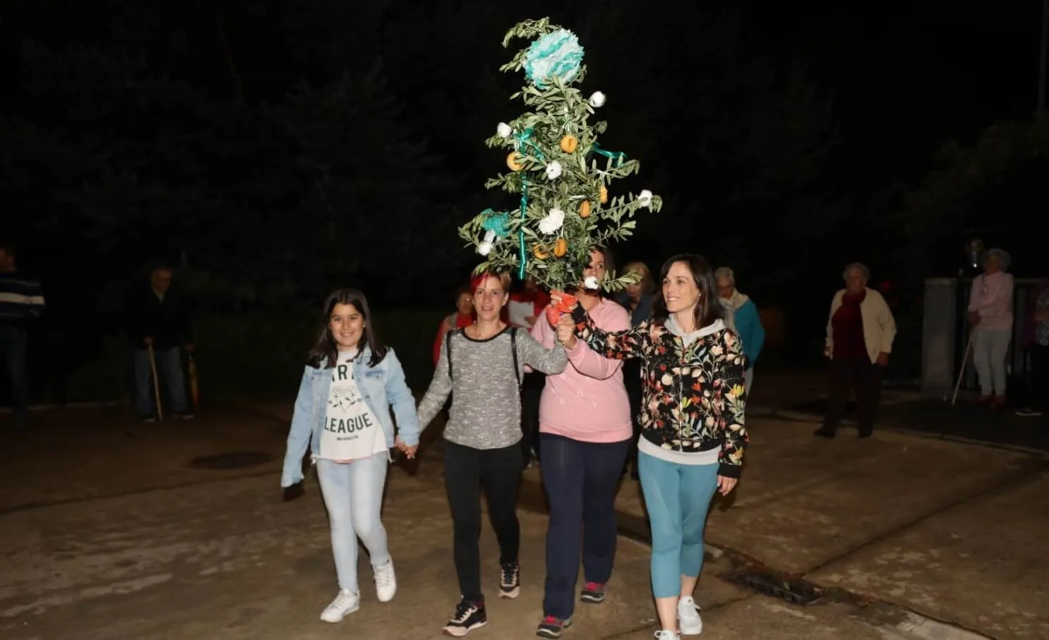 Foto 5 - Serradilla del Arroyo recupera despu&eacute;s de varios lustros la tradici&oacute;n centenaria del Ramo  