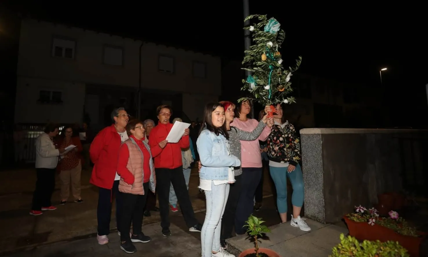 Foto 4 - Serradilla del Arroyo recupera despu&eacute;s de varios lustros la tradici&oacute;n centenaria del Ramo  
