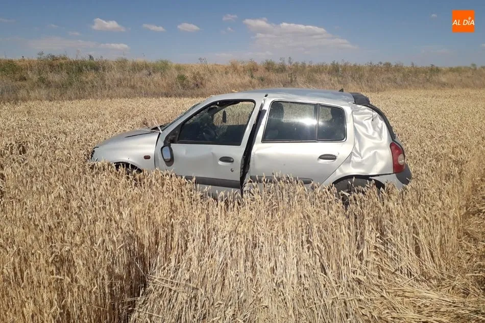 Foto 2 - Herida una mujer tras una salida de v&iacute;a en la carretera de Alba de Tormes