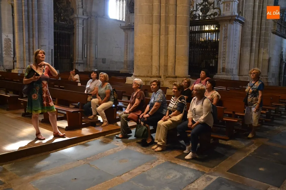 Foto 6 - Vecinos de Espeja descubren los secretos de la Catedral  
