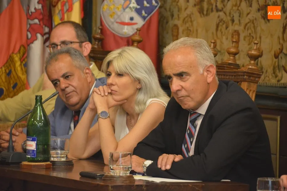 Foto 8 - Despedidas y l&aacute;grimas en el &uacute;ltimo pleno de la Diputaci&oacute;n