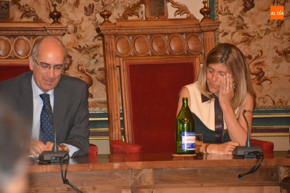 Foto 4 - Despedidas y l&aacute;grimas en el &uacute;ltimo pleno de la Diputaci&oacute;n