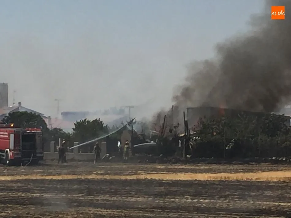 Foto 7 - Un incendio de gran envergadura quema varios huertos familiares en el pol&iacute;gono El Inestal de...