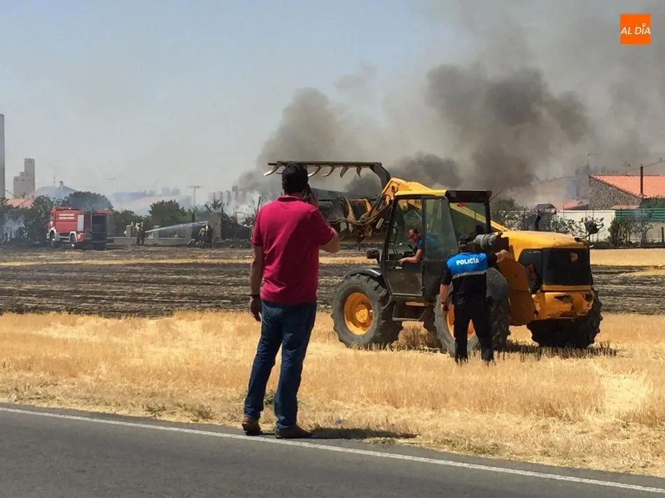 Foto 6 - Un incendio de gran envergadura quema varios huertos familiares en el pol&iacute;gono El Inestal de...