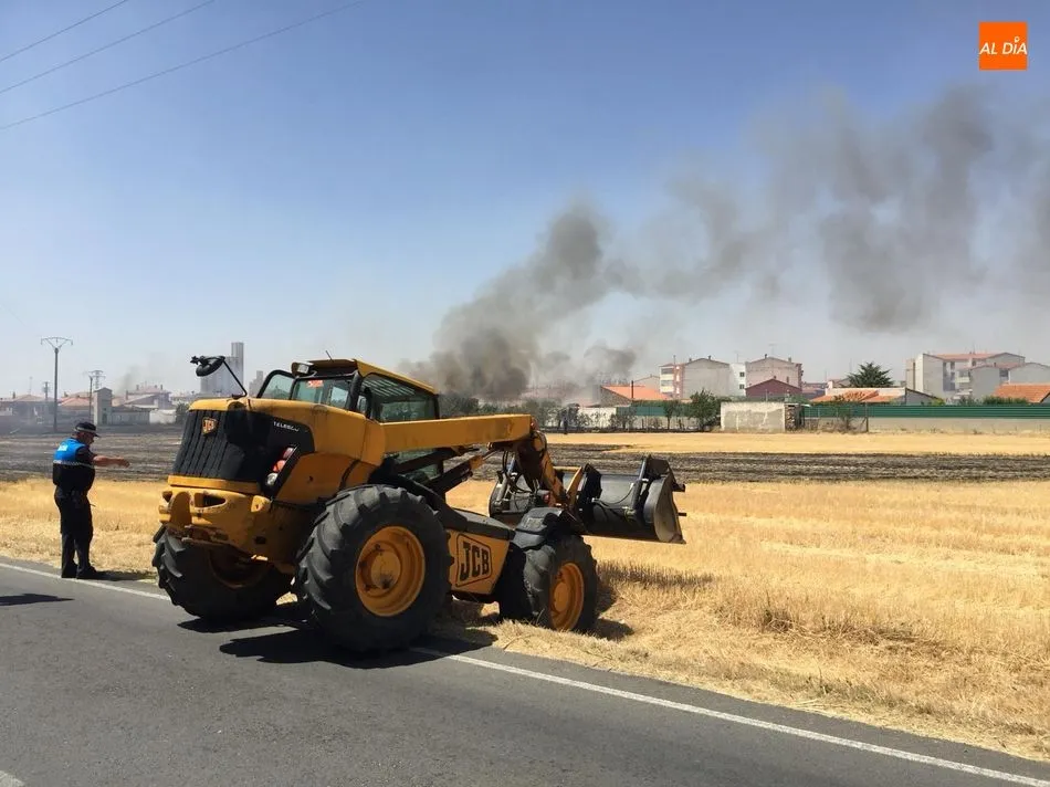 Foto 5 - Un incendio de gran envergadura quema varios huertos familiares en el pol&iacute;gono El Inestal de...