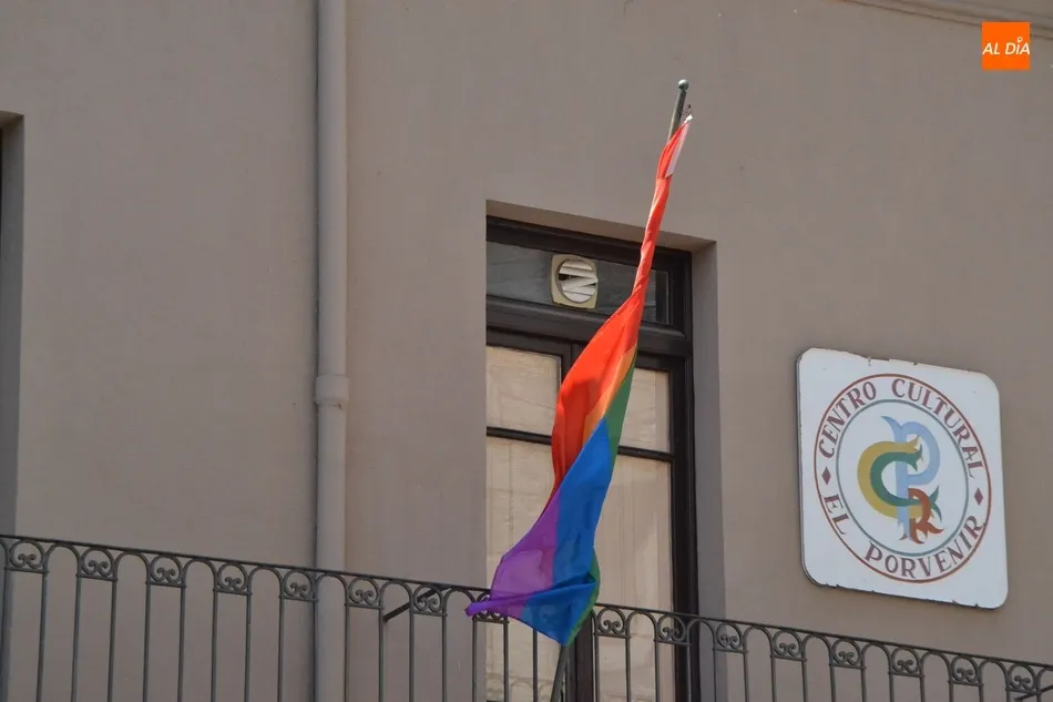 Foto 2 - El Centro Social Aldea luce en su balc&oacute;n la bandera LGTBi  