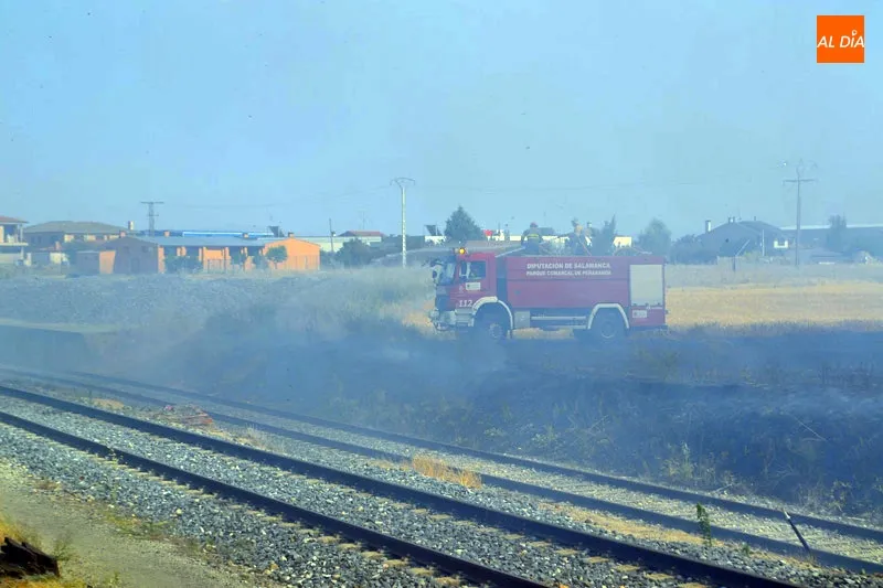Foto 7 - Complicado incendio junto a la estaci&oacute;n de tren de Pe&ntilde;aranda