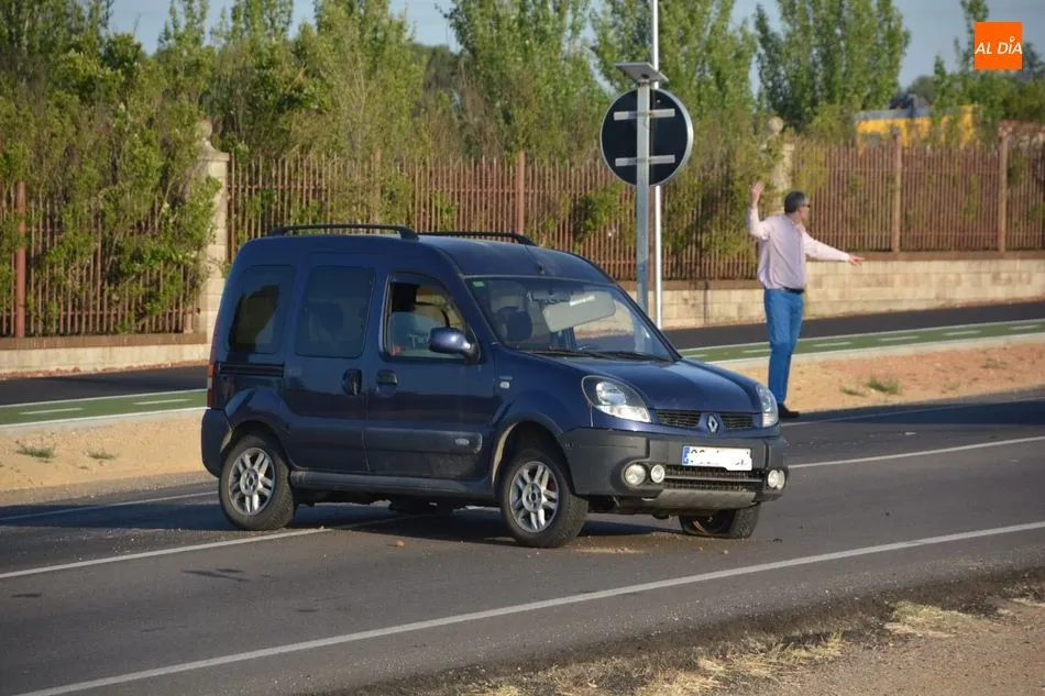 Foto 3 - Dos veh&iacute;culos sufren un accidente y uno queda atravesado en mitad de la carretera junto al...