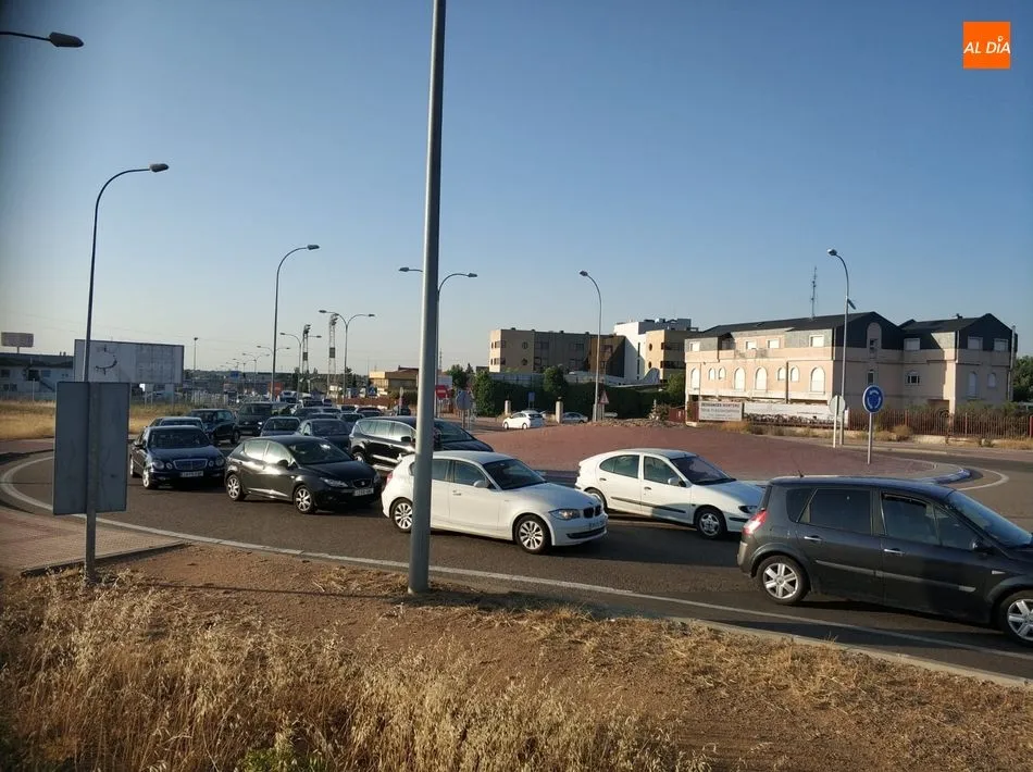Foto 2 - Dos veh&iacute;culos sufren un accidente y uno queda atravesado en mitad de la carretera junto al...