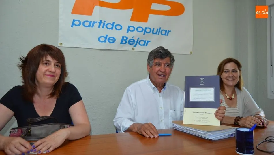 Alejo Riñones muestra las escrituras de constitución de la Sociedad Limitada Indusbejar