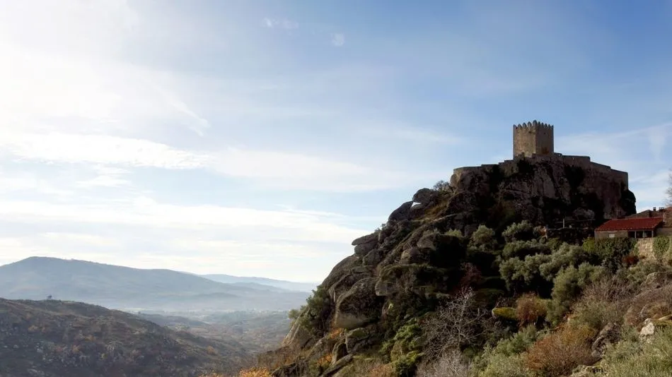 Bajo la muralla, en una abrupta ladera, divisamos la Roca del Beso