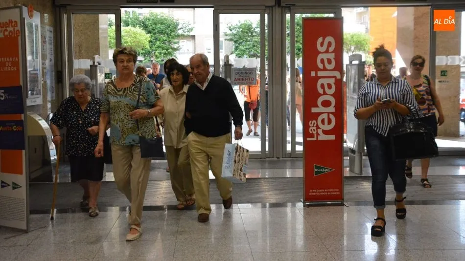 Los salmantinos responden al primer día de rebajas de El Corte Inglés