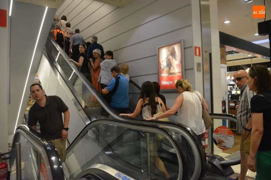 Foto 4 - Los salmantinos responden al primer d&iacute;a de rebajas de El Corte Ingl&eacute;s
