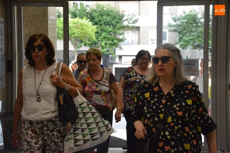 Foto 2 - Los salmantinos responden al primer d&iacute;a de rebajas de El Corte Ingl&eacute;s
