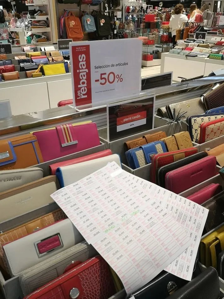 Foto 10 - Los salmantinos responden al primer d&iacute;a de rebajas de El Corte Ingl&eacute;s