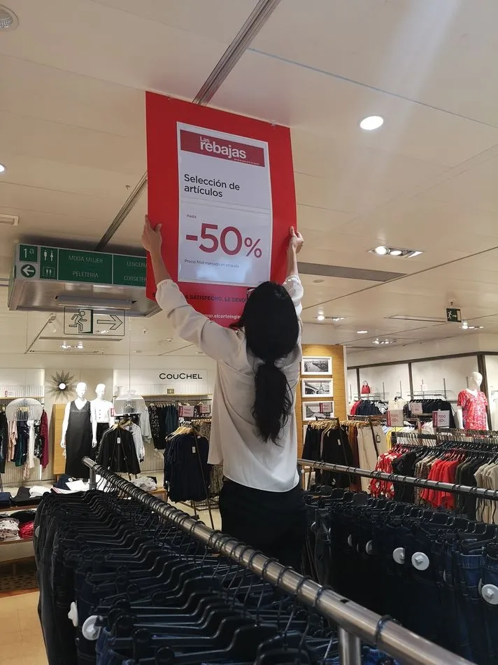 Foto 9 - Los salmantinos responden al primer d&iacute;a de rebajas de El Corte Ingl&eacute;s