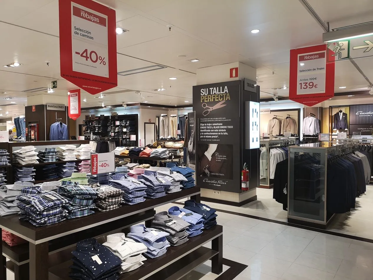 Foto 8 - Los salmantinos responden al primer d&iacute;a de rebajas de El Corte Ingl&eacute;s