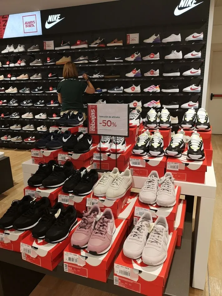 Foto 7 - Los salmantinos responden al primer d&iacute;a de rebajas de El Corte Ingl&eacute;s
