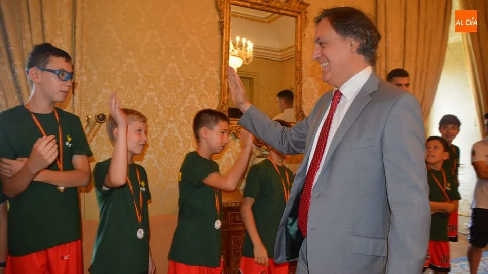 El alcalde ha recibido en el Ayuntamiento a selecciones masculina y femenina de baloncesto de Salamanca. Foto: Lydia González
