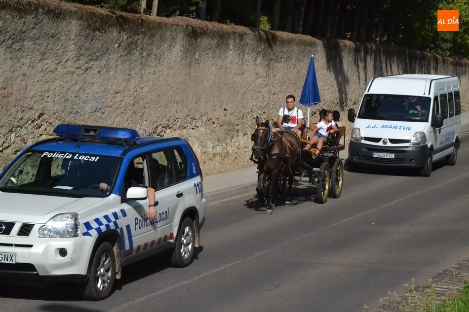 Foto 5 - Los romeros se ponen en marcha esperando que el sol no les castigue demasiado  