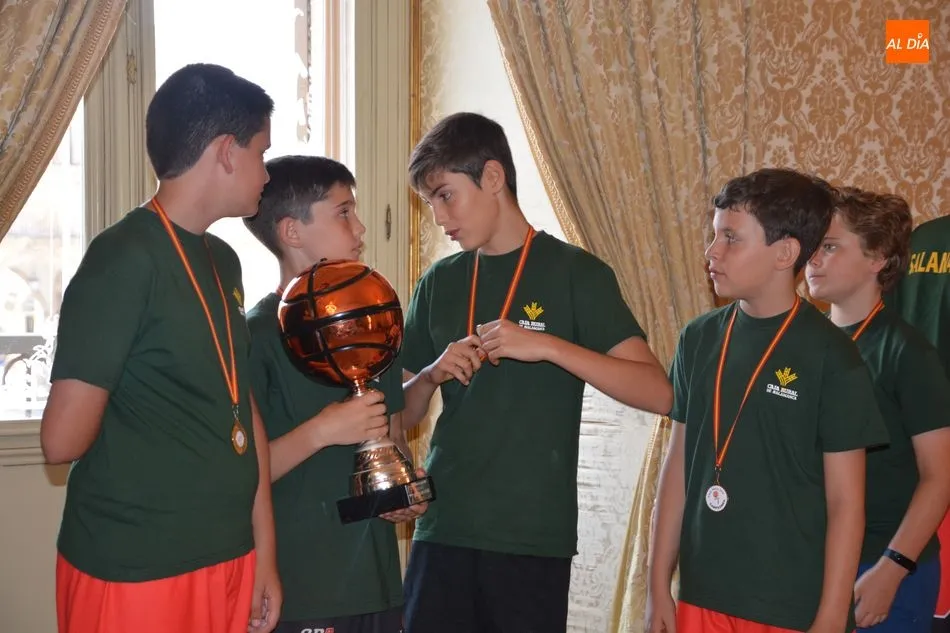 Foto 11 - El alcalde felicita a las selecciones masculina y femenina de baloncesto&nbsp;por sus medallas&nbsp;  
