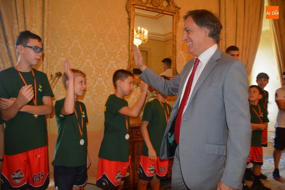 Foto 9 - El alcalde felicita a las selecciones masculina y femenina de baloncesto&nbsp;por sus medallas&nbsp;  